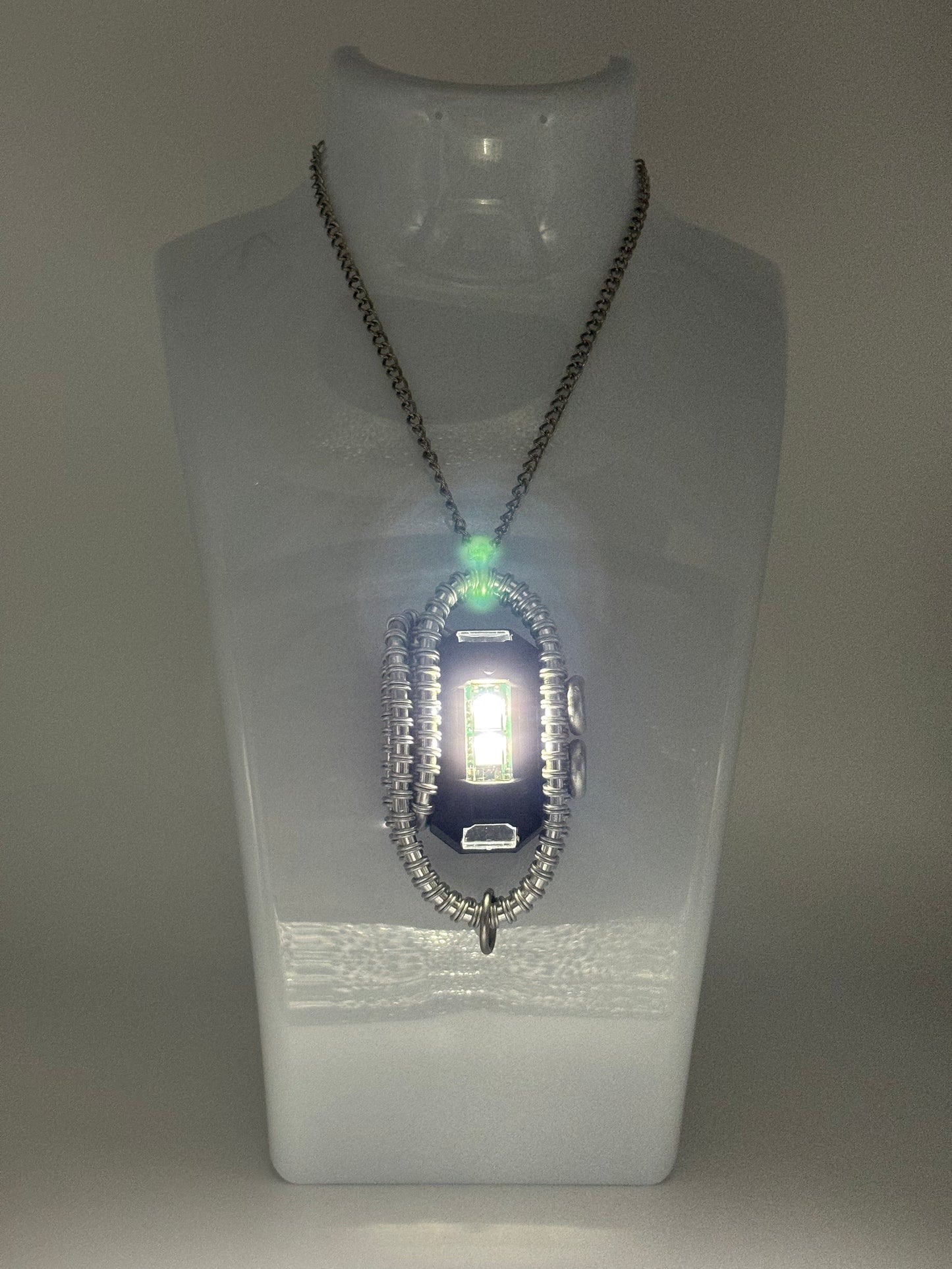 2 in 1 Braccialetto/Ciondolo RGB Light